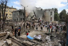 Záchranné práce v detskej nemocnici Ochmatdyt v Kyjeve, ktorú zasiahol ruský raketový útok. FOTO: Reuters
