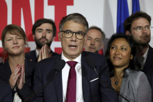 Predseda francúzskej Socialistickej strany Olivier Faure (uprostred), ktorá je súčasťou ľavicového bloku Nový ľudový front (NFP). FOTO: TASR/AP