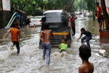 Zaplvená ulica po silných dažďoch v Bombaji. FOTO: Reuters