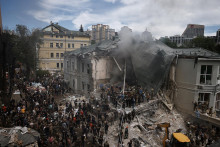 Záchranári pracujú na mieste detskej nemocnici, ktorá bola poškodená počas ruských raketových útokov. FOTO: Reuters