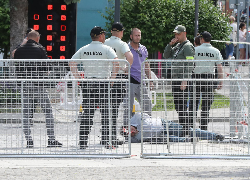 Polícia zaisťuje podozrivého po atentáte na premiéra Roberta Fica v Handlovej. FOTO: HN/Peter Mayer