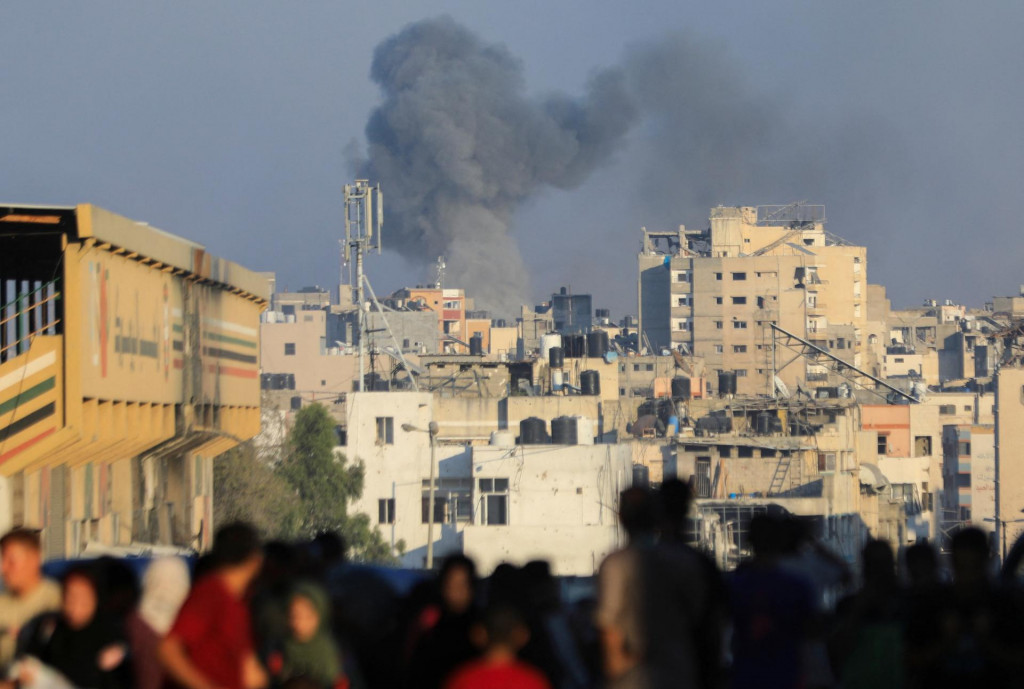 Izraelský letecký útok v meste Gaza. FOTO: Reuters