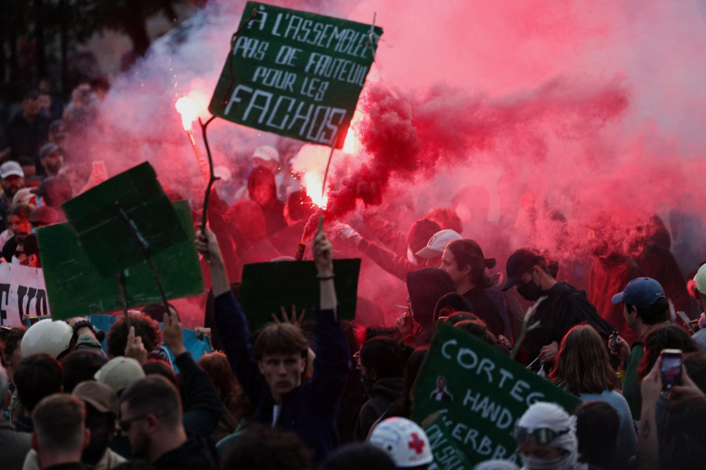 Ľudia sa zúčastňujú demonštrácie po čiastočných výsledkoch v druhom kole predčasných francúzskych parlamentných volieb vo francúzskom Nantes. Heslo znie: „V Národnom zhromaždení fašistom žiadne stoličky“. FOTO: REUTERS