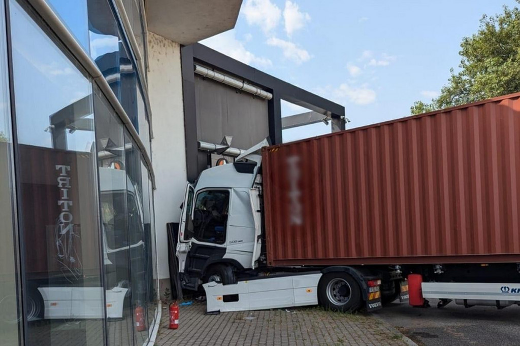 Nákladné vozidlo narazilo v pondelok do budovy na križovatke ulíc Vajnorská a Rožňavská v Bratislave. FOTO: Polícia/Bratislavský kraj