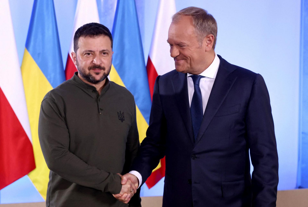 Poľský premiér Donald Tusk s ukrajinským prezidentom Volodymyrom Zelenským. FOTO: Reuters