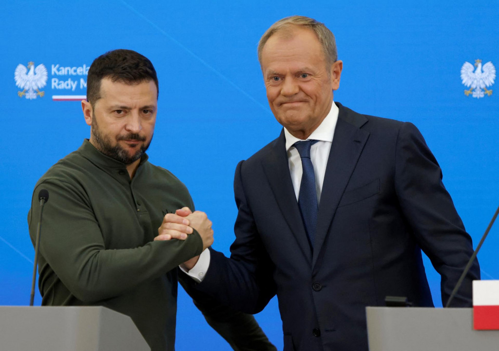 Poľský premiér Donald Tusk a ukrajinský prezident Volodymyr Zelenskyj. FOTO: Reuters