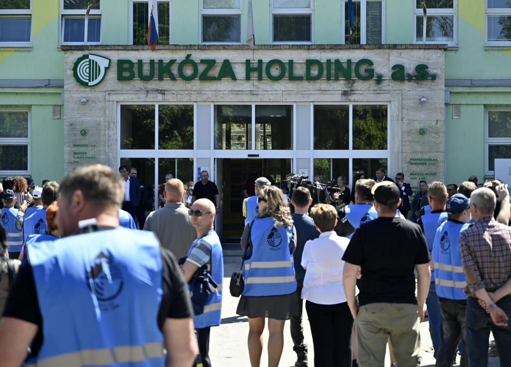 Na snímke protest zamestnancov spoločnosti Bukóza Holding. FOTO: TASR/Roman Hanc