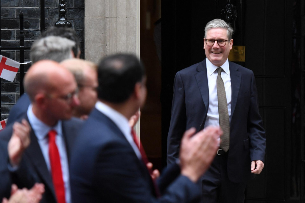 Nový britský labouristický premiér Keir Starmer už sídli na Downing Street číslo 10, kým vládnutie francúzskej ľavice závisí jej vyjednávacích schopností. FOTO: Reuters