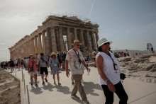 Turisti navštevujú chrám Parthenon na vrchole archeologického náleziska na kopci Akropolis. FOTO: Reuters