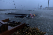 Do Texasu dorazila búrka Beryl výrazne slabšia, aj tak ale priniesla extrémny dážď a vietor, ktorý v nárazoch dosahoval skoro 150 kilometrov za hodinu.​ FOTO: Reuters