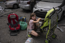 Desaťročná Polyna sa stará o svoju trojročnú sestru pred detskou nemocnicou Ochmatdyt po ruskom raketom útoku v ukrajinskej metropole Kyjev. FOTO: TASR/AP