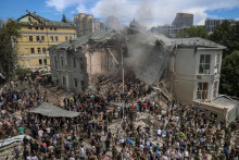 Záchranári pracujú na mieste detskej nemocnice Ohmatdyt, ktorá bola poškodená počas ruských raketových útokov. FOTO: Reuters