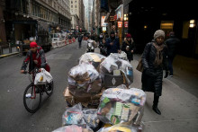 Básnik by mohol povedať povedal, že ostrovy odpadkových vriec dotvárajú kolorit mesta. Lenže život medzi nimi až tak poetický nie je. FOTO: Getty Images