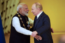 Ruský prezident Vladimir Putin udeľuje indickému premiérovi Naréndrovi Módímu vyznamenanie Rad svätého Andreja v Kremli v Moskve. FOTO: TASR/AP