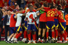 Španielski futbalisti oslavujú po výhre nad Francúzskom v semifinále ME vo futbale. FOTO: REUTERS