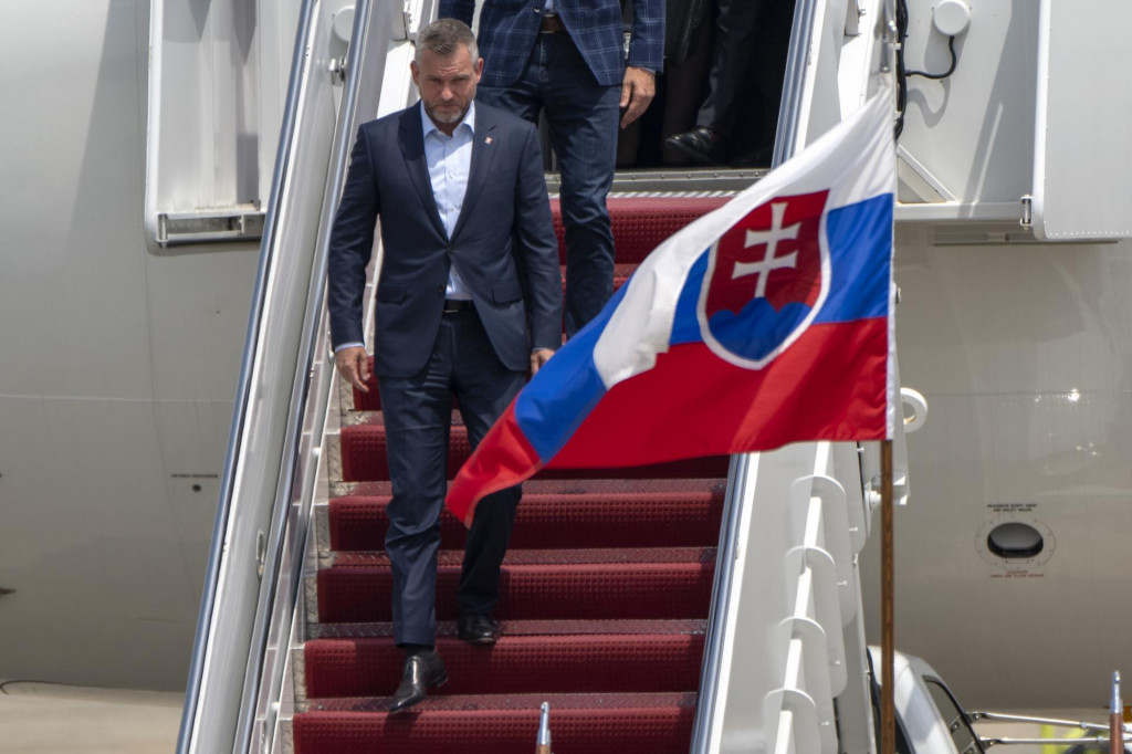 Peter Pellegrini vystupuje z lietadla po prílete na americkú vojenskú základňu Andrews. FOTO: TASR/AP