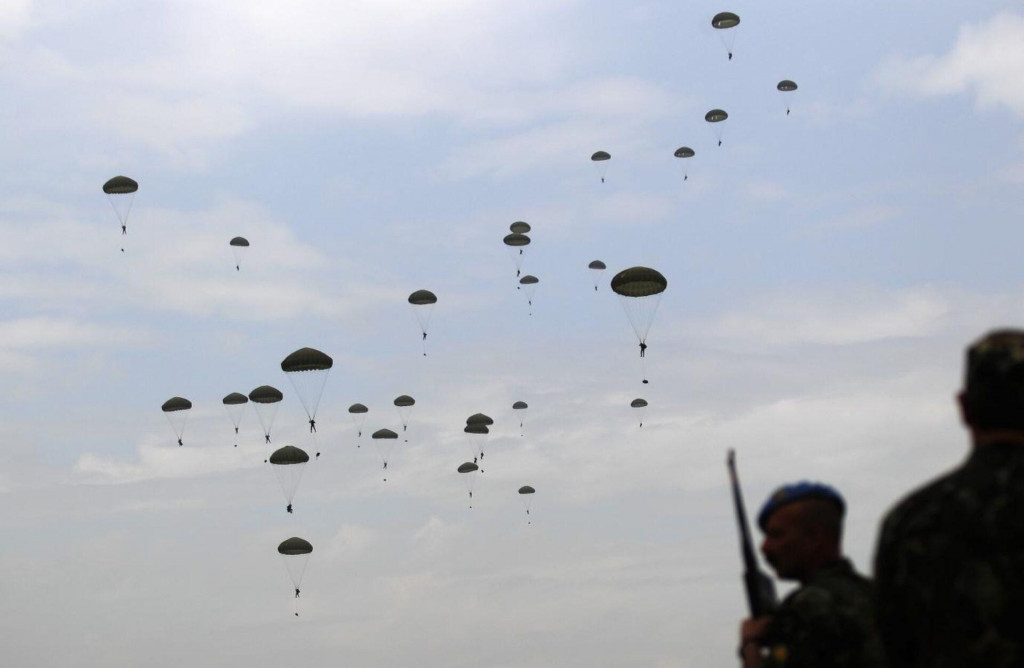 So zaužívaným obrázkom výsadkára, ktorý sa na svojom padáku vznáša pod blankytným nebom, sa asi budeme musieť rozlúčiť. FOTO: Reuters