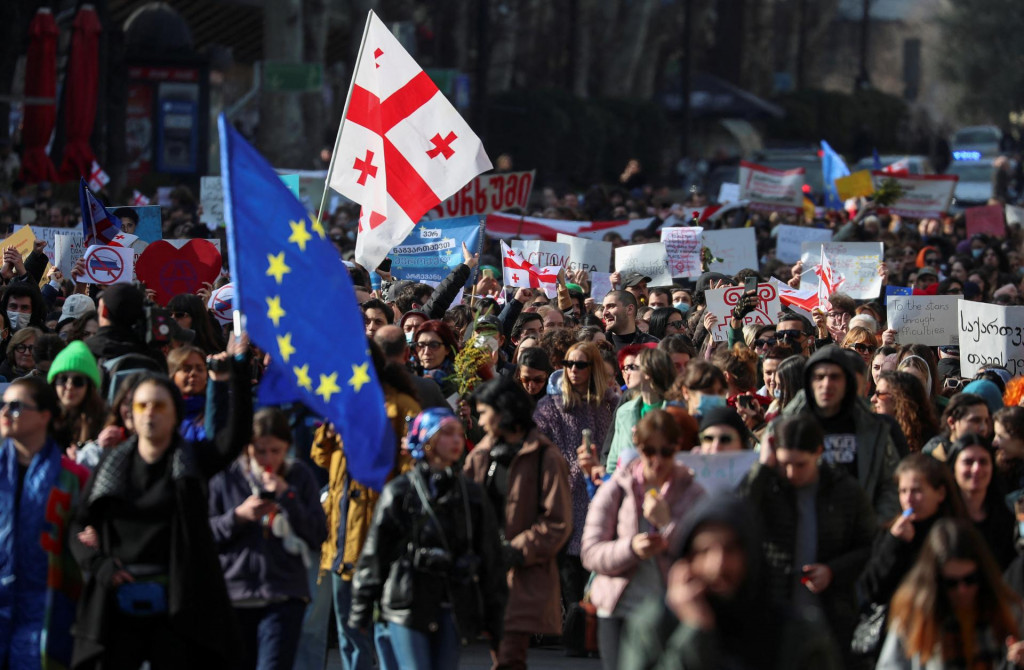 Protest proti návrhu zákona o „zahraničných agentoch“ v Tbilisi. FOTO: Reuters