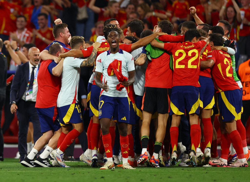 Španielski futbalisti oslavujú po výhre nad Francúzskom v semifinále ME vo futbale. FOTO: REUTERS