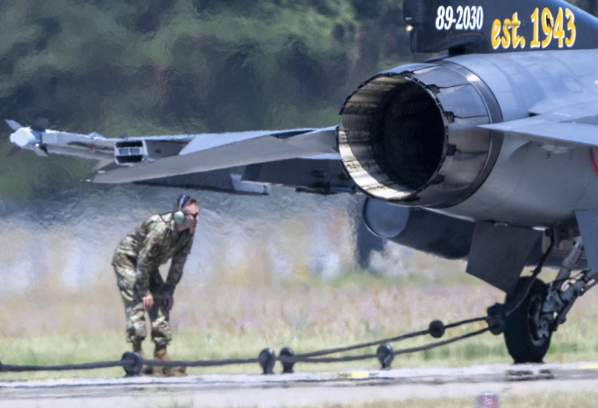 Na letisku Kuchyňa otestovali záchytný systém pre stíhačky F-16. Prvé pristanú koncom júla