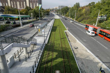 Stavebník je povinný všetky stĺpiky osadené v priestore priechodu pre chodcov cez električkovú trať označiť farebne FOTO: TASR/ Dano Veselský