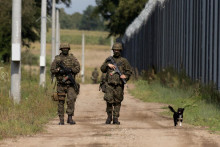 Poľskí vojaci pri hraničnom plote na poľsko-bieloruských hraniciach v poľskej dedine Usnarz Gorny. FOTO: Reuters