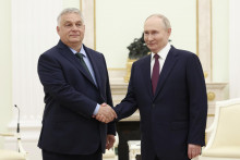 Ruský prezident Vladimir Putin (vpravo) a maďarský premiér Viktor Orbán si podávajú ruky počas stretnutia v Moskve. FOTO: TASR/AP
