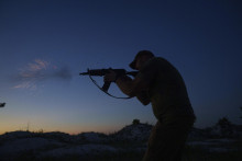 Ukrajinský vojak strieľa počas výcviku. FOTO: TASR/AP