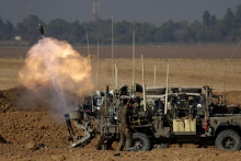 Izraelský vojak strieľa z mínometu v blízkosti hraníc medzi Izraelom a Gazou. FOTO: Reuters