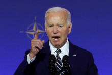 Joe Biden hovorí počas summitu NATO. FOTO: Reuters