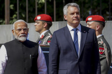 Rakúsky kancelár Karl Nehammer s indickým premiérom Naréndrom Módím. FOTO TASR/AP