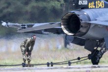 Testovanie záchytného lana na stíhačke F-16, ktorá pristáva na vojenskom letisku Kuchyňa pri Malackách. FOTO: TASR/Martin Baumann