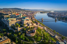 Letecký pohľad na Budín a Budínsky hrad v Maďarsku.
FOTO: idem.sk