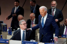 Britský premiér Keir Starmer a americký prezident Joe Biden. FOTO: Reuters