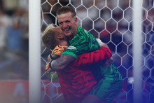 Angličan Jordan Pickford oslavuje po zápase so spoluhráčom. FOTO: Reuters