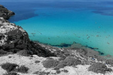 Spiaggia dei Conigli

Ako z iného sveta! Spiaggia dei Conigli, teda Králičia pláž, sa dlhodobo považuje za najznámejšiu pláž celého Stredozemného mora. Z jej slávy však v posledných rokoch uberá to, že sa ostrov Lampedusa plní neplatiacimi turistami z Afriky.

FOTO: Flickr