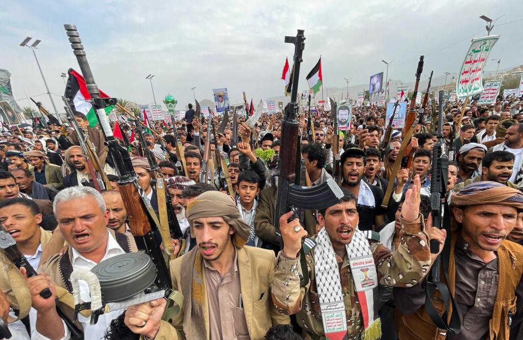 Demonštranti, najmä priaznivci Húsíovcov, sa zhromaždili na prejav solidarity s Palestínčanmi v Pásme Gazy. FOTO: Reuters