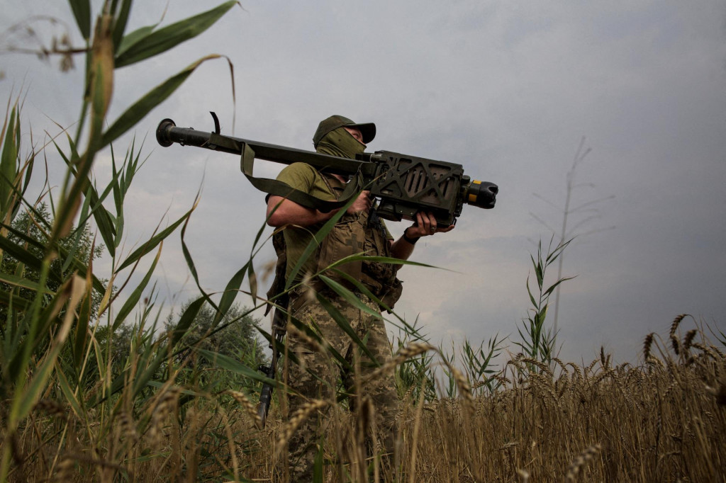 Ilustračná fotografia. Ukrajinský vojak drží protilietadlovú raketu Stinger v prednej línii v Mykolajivskej oblasti. FOTO: Reuters