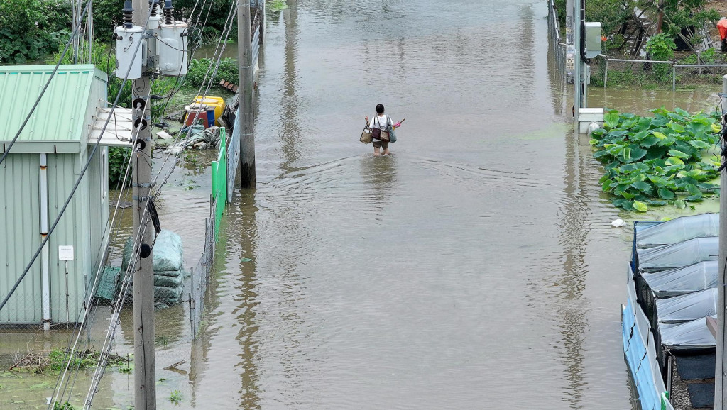 Zaplavená ulica v dôsledku silného dažďa v juhokórejskom Тägu. FOTO: Reuters/Yonhap