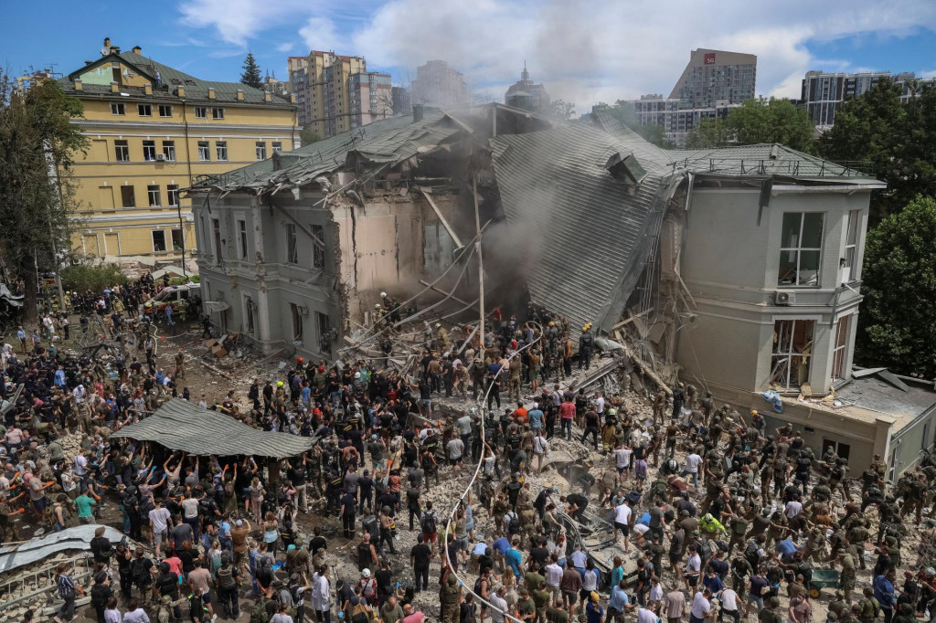 Záchranári pracujú v Ohmatdytovej detskej nemocnici. FOTO: Reuters