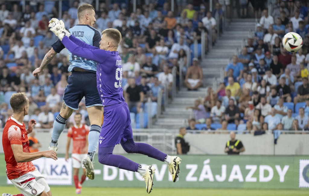 Uprostred Juraj Kucka (Slovan) dáva hlavou gól na 3:2, vpravo brankár Filip Dujmovič a vľavo Arbi Vosha (obaja FC Struga) počas prvého zápasu 1. predkola Ligy majstrov vo futbale ŠK Slovan Bratislava - FC Struga v stredu 10. júla 2024 v Bratislave. FOTO TASR/Martin Baumann