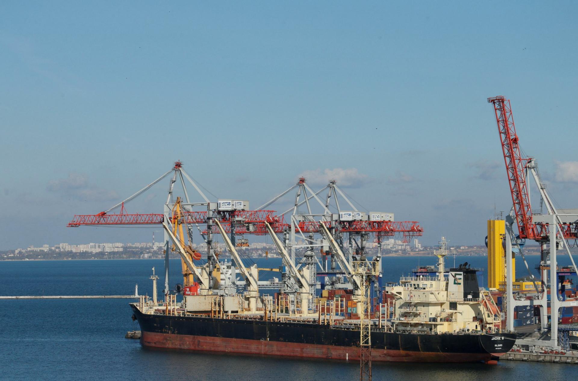 Ukrajina zadržala nákladnú loď, podozrieva ju z exportu obilia z Krymu