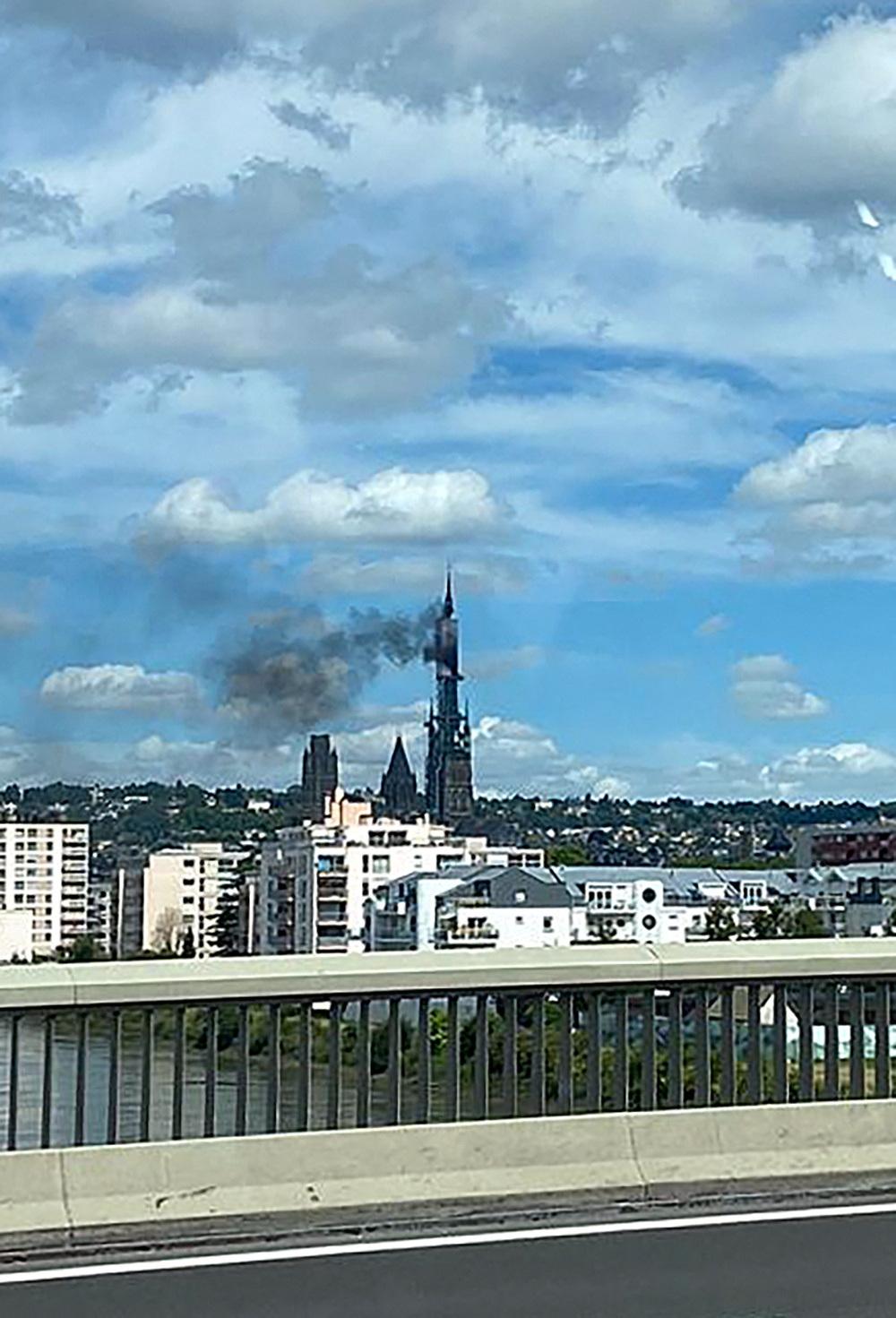Katedrála v Rouene na severe Francúzska je v plameňoch. Horí jedna z veží
