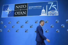 Španielsky premiér Pedro Sánchez odchádza po tlačovej konferencii na summite NATO vo Washingtone. FOTO: TASR/AP
