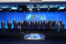 Lídri krajín NATO pózujú pre spoločnú fotografiu na summite NATO. FOTO: TASR/AP