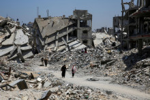 Trosky domov zničených počas izraelskej vojenskej ofenzívy v Chán Júnis v južnom Pásme Gazy. FOTO: Reuters