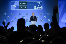 Generálny tajomník NATO Jens Stoltenberg hovorí počas tlačovej konferencie na summite NATO vo Washingtone. FOTO: TASR/AP