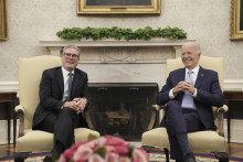 Britský premiér Keir Starmer a americký prezident Joe Biden počas stretnutia v Bielom dome v rámci summitu NATO vo Washingtone. FOTO: TASR/AP