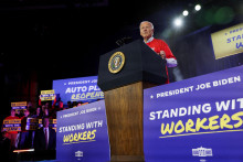 Americký prezident Joe Biden zatiaľ úspešne čelí tlaku na odstúpenie z kandidatúry. FOTO: REUTERS