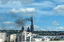 A view shows the spire of the gothic cathedral of the French city of Rouen in Normandy caught fire during renovation works, in Rouen, France, July 11, 2024. REUTERS/Jeremy Collado FOTO: Stringer